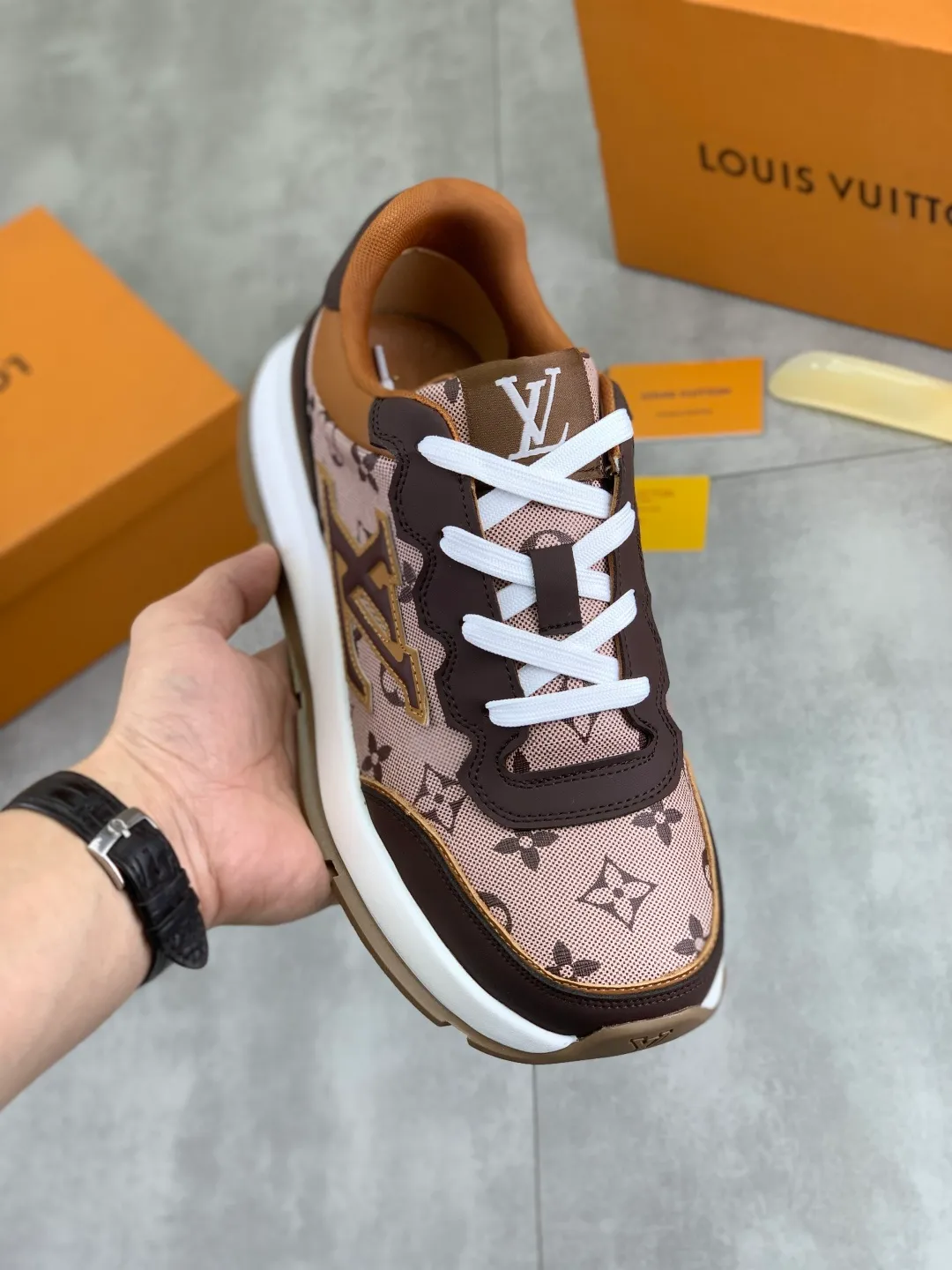 Men's men's shoes💰P440💰[New model]🆘[Louis Vuitton] LV official website latest model🎁casual and fashionable men's shoes👟hot style💥simple and elegant style, exclusive for trendy men. Unique official website latest brand elements👑original decoration, fashionable and generous, the fabric is made of original calfskin➕comfortable and breathable mesh lining➕pig skin lining ✅The official website specifies wear-resistant casual outsole, the classic model is taken in real life🎬Color: 2️⃣colors available😍Number of codes: 38-44 (45 46 customized)